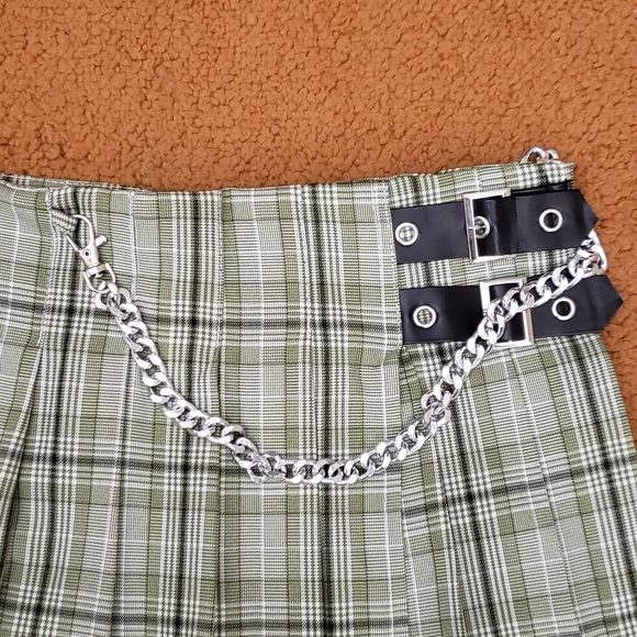 Green Plaid Irregular Pleated Skirt - Picture 7 of 11